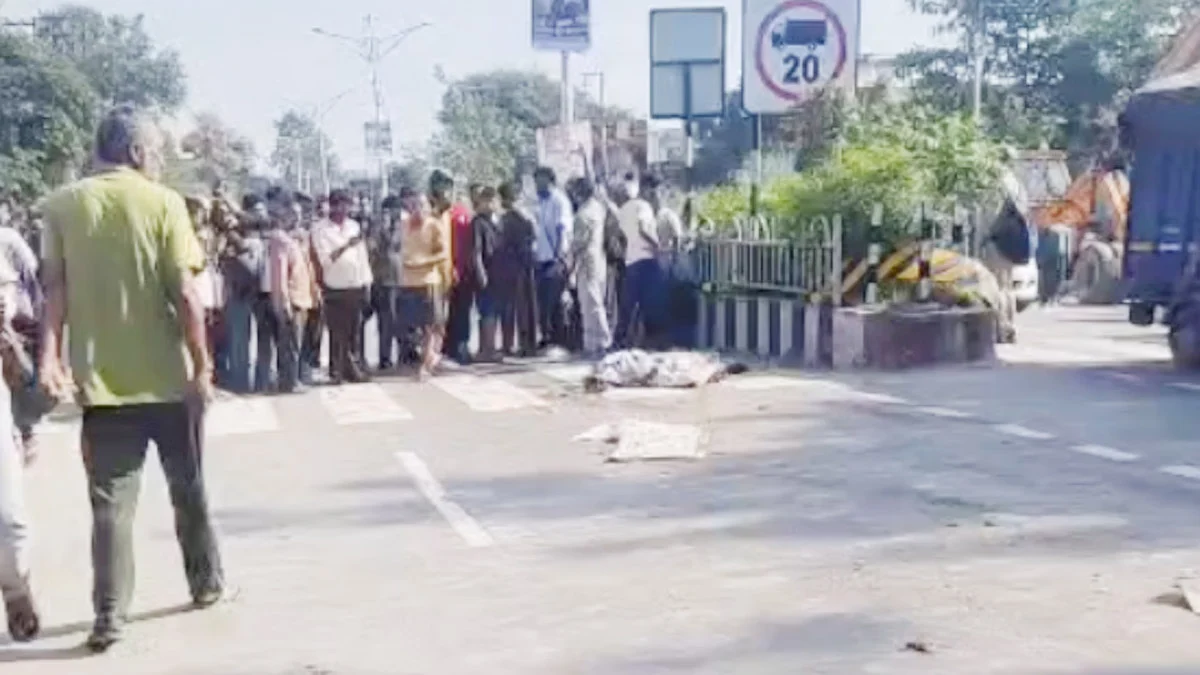 Mohabbewala में सीमेंट लदा 16 टायरा ट्रक पलटा, दो लोगों की मौत, दो घायल Mohabbewala में सीमेंट लदा 16 टायरा ट्रक पलटा, दो लोगों की मौत, दो घायल