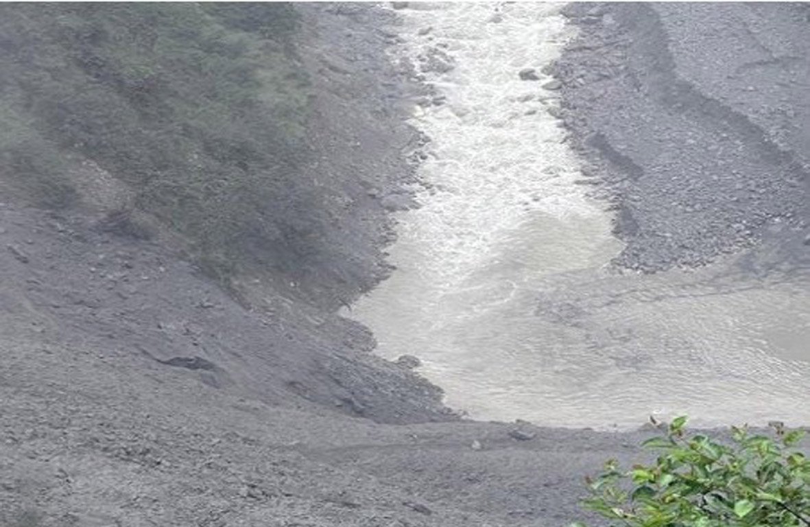 Nepal में भूस्खलन से बनी झील ने बढ़ाई चिंता, काली नदी चेतावनी स्तर के बेहद करीब Nepal में भूस्खलन से बनी झील ने बढ़ाई चिंता, काली नदी चेतावनी स्तर के बेहद करीब