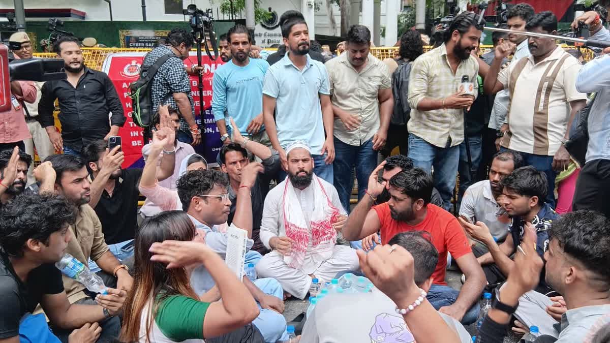 Nishu Azad के पिता से मारपीट का आरोप, CJP का प्रदर्शन; दिल्ली पुलिस ने 72 घंटे में गिरफ्तारी का दिया भरोसा Nishu Azad के पिता से मारपीट का आरोप, CJP का प्रदर्शन; दिल्ली पुलिस ने 72 घंटे में गिरफ्तारी का दिया भरोसा