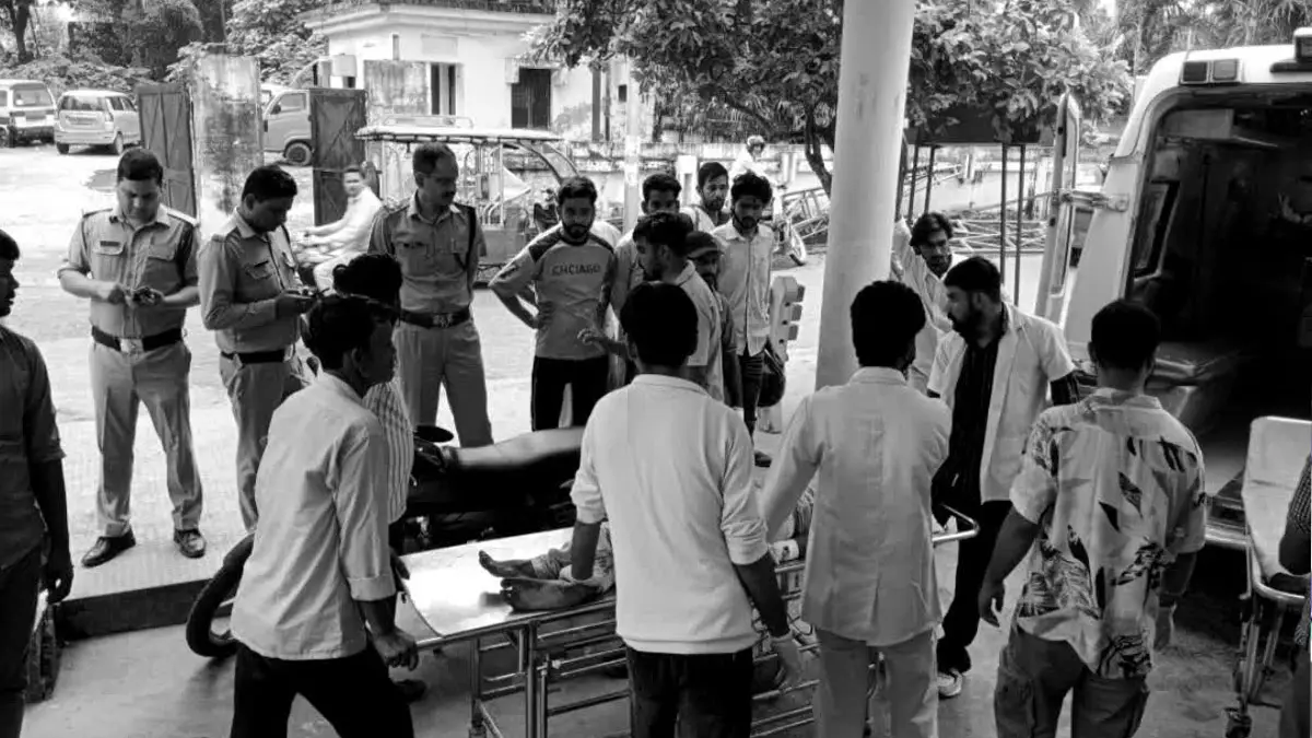 Roorkee के गणेश चौक के पास एक युवक ने खुद को चाकू से गंभीर रूप से घायल कर लिया, जिसके बाद पुलिस ने उसे अस्पताल पहुंचाया और हायर सेंटर रेफर किया गया।में युवक ने खुद को चाकू से किया घायल, गंभीर हालत में हायर सेंटर रेफर Roorkee के गणेश चौक के पास एक युवक ने खुद को चाकू से गंभीर रूप से घायल कर लिया, जिसके बाद पुलिस ने उसे अस्पताल पहुंचाया और हायर सेंटर रेफर किया गया।में युवक ने खुद को चाकू से किया घायल, गंभीर हालत में हायर सेंटर रेफर