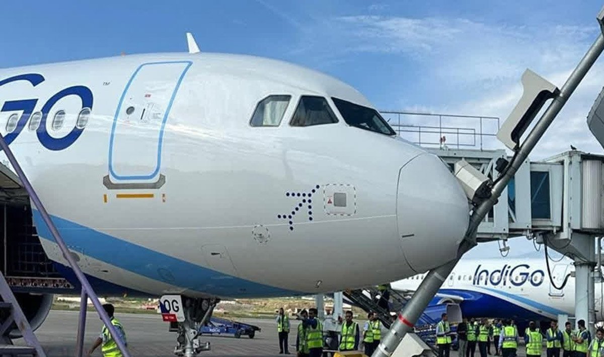 Srinagar Airport पर पोल से टकराया इंडिगो विमान, सभी यात्री और क्रू सुरक्षित Srinagar Airport पर पोल से टकराया इंडिगो विमान, सभी यात्री और क्रू सुरक्षित