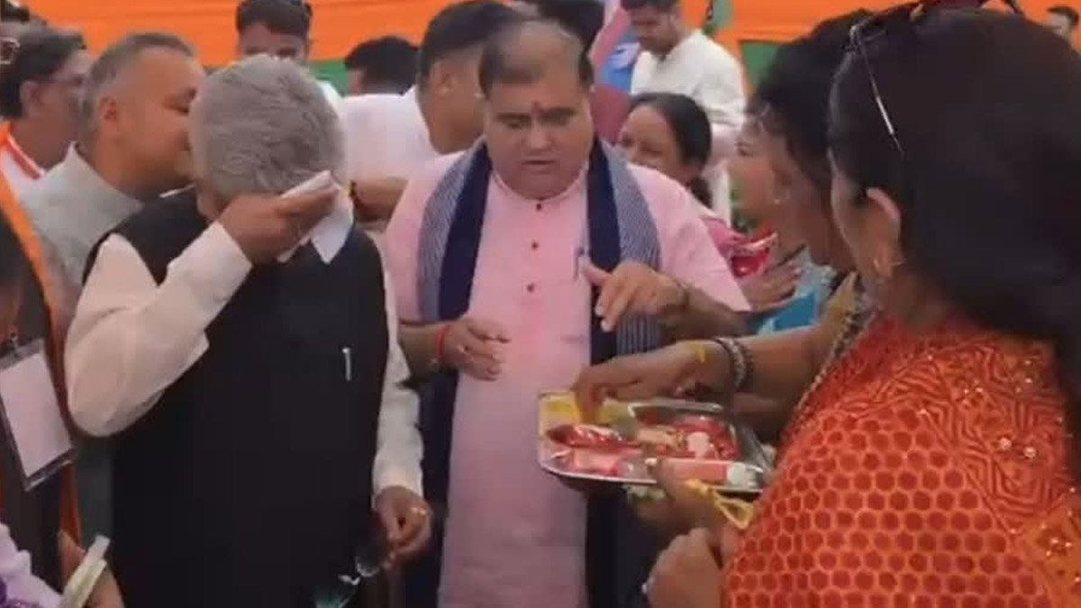 हल्द्वानी में तिलक पोंछने पर विवाद, दुष्यंत गौतम पर कांग्रेस का हमला हल्द्वानी में तिलक पोंछने पर विवाद, दुष्यंत गौतम पर कांग्रेस का हमला