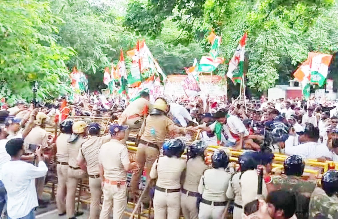 Rudrapur में यूथ कांग्रेस का कलेक्ट्रेट घेराव, खड़गे ‘शुद्धिकरण’ मामले में FIR की मांग Rudrapur में यूथ कांग्रेस का कलेक्ट्रेट घेराव, खड़गे ‘शुद्धिकरण’ मामले में FIR की मांग
