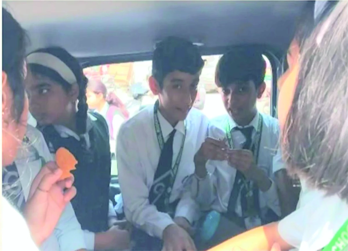 Roorkee में स्कूली वाहनों पर परिवहन विभाग की सख्ती, 7 सीटर वैन में मिले 18 बच्चे Roorkee में स्कूली वाहनों पर परिवहन विभाग की सख्ती, 7 सीटर वैन में मिले 18 बच्चे