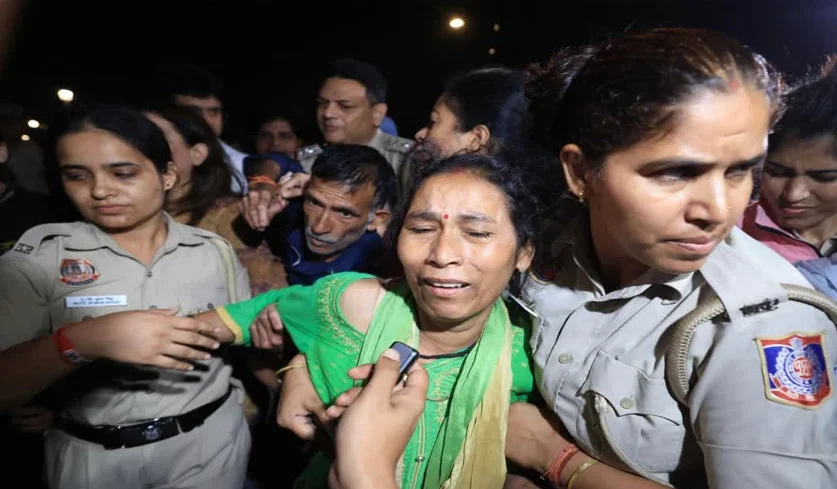 अंकिता भंडारी के माता-पिता को दिल्ली पुलिस ने हिरासत में लिया अंकिता भंडारी के माता-पिता को दिल्ली पुलिस ने हिरासत में लिया