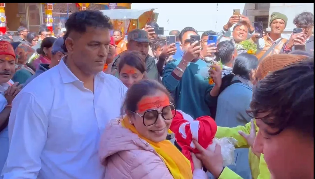 Badrinath Dham पहुंचीं फिल्म अभिनेत्री रानी मुखर्जी, भगवान बदरीनाथ के किए दर्शन, चढ़ाया ध्वज Badrinath Dham पहुंचीं फिल्म अभिनेत्री रानी मुखर्जी, भगवान बदरीनाथ के किए दर्शन, चढ़ाया ध्वज