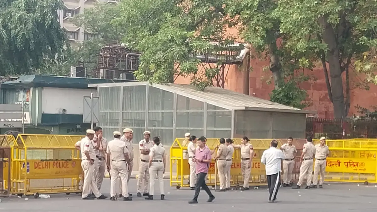 Delhi में CJP के प्रदर्शन को लेकर हाई अलर्ट, कनॉट प्लेस में प्रदर्शनकारी हिरासत में; मेट्रो और सड़कों पर पाबंदियां Delhi में CJP के प्रदर्शन को लेकर हाई अलर्ट, कनॉट प्लेस में प्रदर्शनकारी हिरासत में; मेट्रो और सड़कों पर पाबंदियां