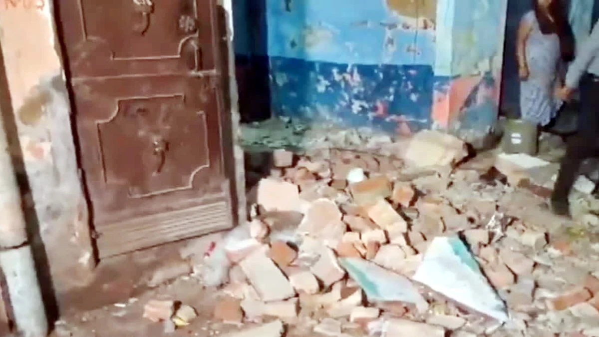 Delhi के वेलकम में बड़ा हादसा, इमारत की बालकनी गिरी ; एक बच्चा घायल Delhi के वेलकम में बड़ा हादसा, इमारत की बालकनी गिरी ; एक बच्चा घायल