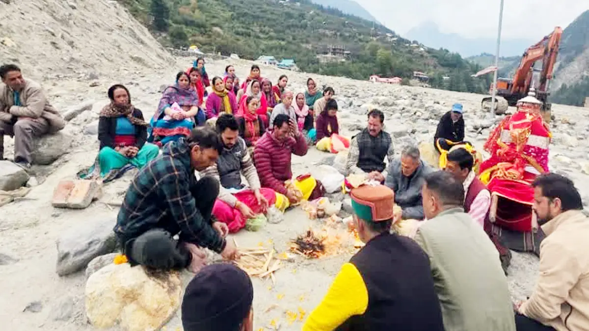 Dharali आपदा के मलबे में दबे प्राचीन कल्प केदार मंदिर की खोज शुरू, नवरात्रि पर ग्रामीणों ने की खुदाई Dharali आपदा के मलबे में दबे प्राचीन कल्प केदार मंदिर की खोज शुरू, नवरात्रि पर ग्रामीणों ने की खुदाई