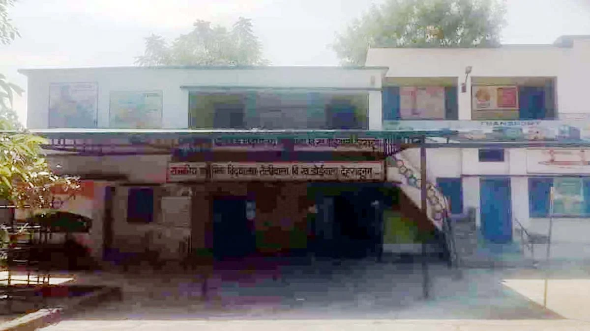 Doiwala के स्कूल में घुसकर प्रधानाध्यापक से मारपीट का आरोप, सरकारी दस्तावेज फाड़ने की शिकायत Doiwala के स्कूल में घुसकर प्रधानाध्यापक से मारपीट का आरोप, सरकारी दस्तावेज फाड़ने की शिकायत