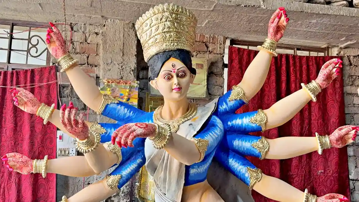 Durga प्रतिमा में क्यों मिलाई जाती है वेश्यालय के आंगन की मिट्टी? मुजफ्फरपुर की परंपरा के पीछे की मान्यता Durga प्रतिमा में क्यों मिलाई जाती है वेश्यालय के आंगन की मिट्टी? मुजफ्फरपुर की परंपरा के पीछे की मान्यता