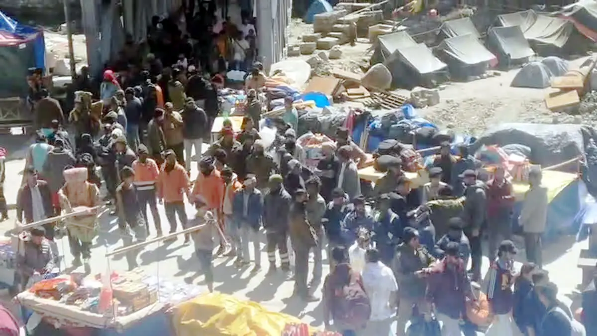 Kedarnath में अस्थायी दुकानें हटाने पर व्यापारियों का विरोध, हेलीपैड पर दिया धरना Kedarnath में अस्थायी दुकानें हटाने पर व्यापारियों का विरोध, हेलीपैड पर दिया धरना