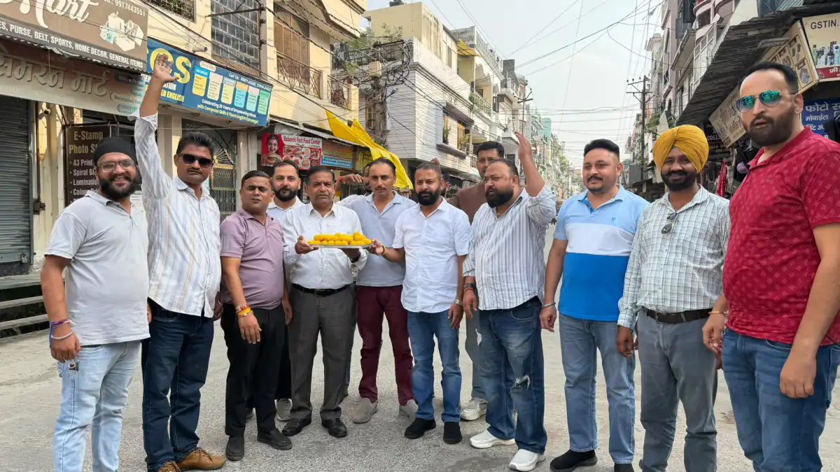 Kichha-सिरौलीकलां में 7 अक्टूबर को मतगणना तय होने पर कांग्रेसियों ने खुशी का इजहार किया, बांटे लड्डू Kichha-सिरौलीकलां में 7 अक्टूबर को मतगणना तय होने पर कांग्रेसियों ने खुशी का इजहार किया, बांटे लड्डू