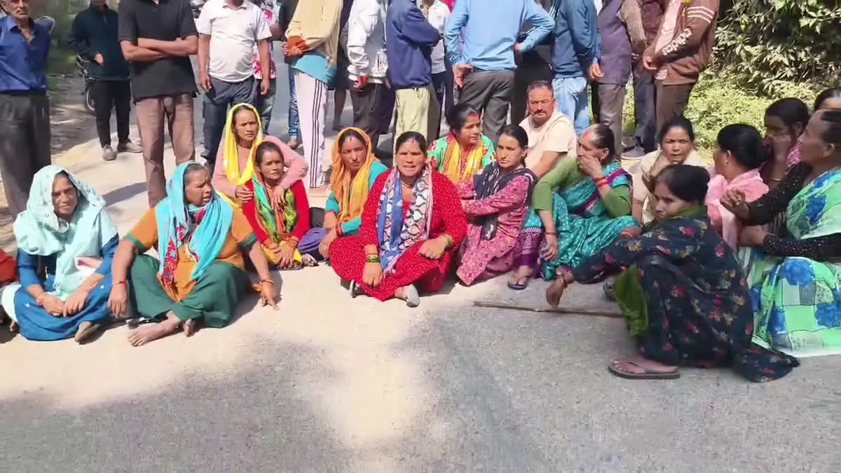 Pauri Garhwal में गुलदार के हमले में महिला की मौत, गुस्साए ग्रामीणों ने श्रीनगर-पौड़ी हाईवे किया जाम Pauri Garhwal में गुलदार के हमले में महिला की मौत, गुस्साए ग्रामीणों ने श्रीनगर-पौड़ी हाईवे किया जाम