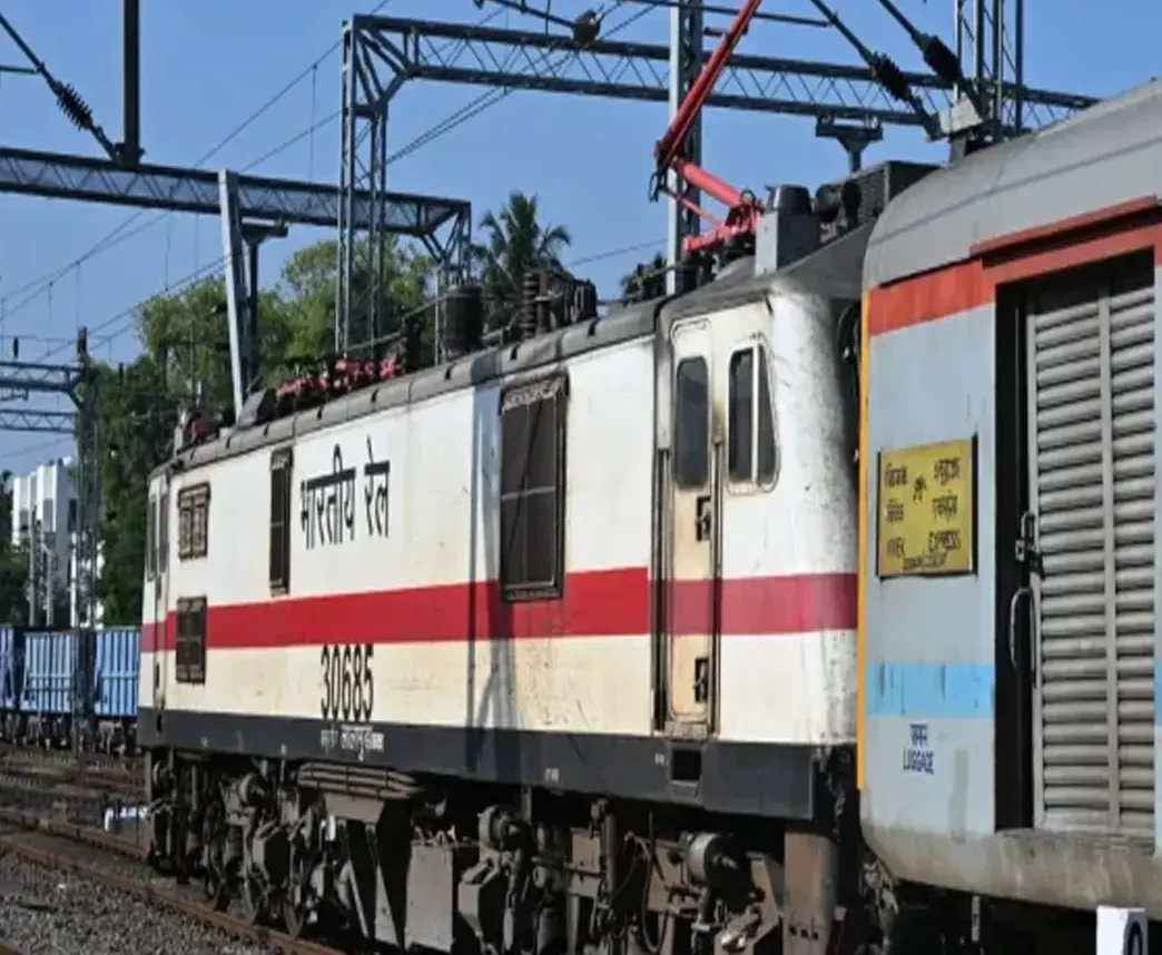 Railway ने 45 ट्रेनों की समय-सारणी और रूट में किया बदलाव, पूर्वा-वैशाली समेत इन ट्रेनों पर पड़ेगा असर Railway ने 45 ट्रेनों की समय-सारणी और रूट में किया बदलाव, पूर्वा-वैशाली समेत इन ट्रेनों पर पड़ेगा असर