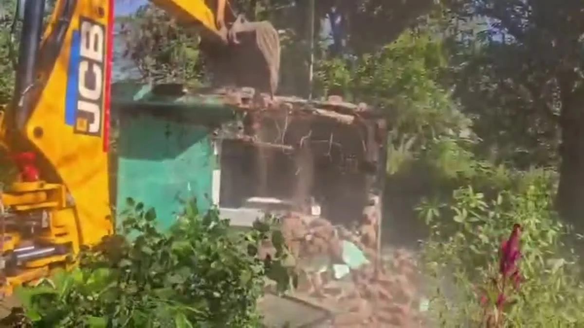 Ramnagar में प्रशासन का बुलडोजर एक्शन, सांवल्दे और बसई में दो मजारें ध्वस्त Ramnagar में प्रशासन का बुलडोजर एक्शन, सांवल्दे और बसई में दो मजारें ध्वस्त