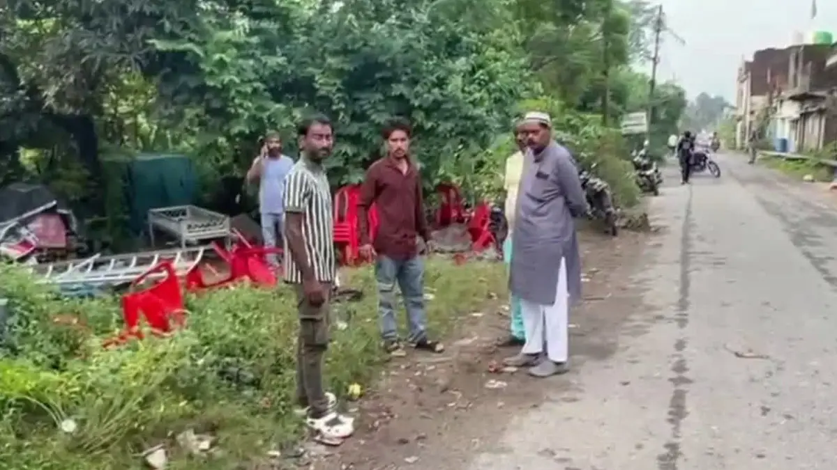 Ramnagar में तेज रफ्तार कार का कहर, पहले बाइक को मारी टक्कर फिर शोक में बैठे 5 लोगों को रौंदा Ramnagar में तेज रफ्तार कार का कहर, पहले बाइक को मारी टक्कर फिर शोक में बैठे 5 लोगों को रौंदा