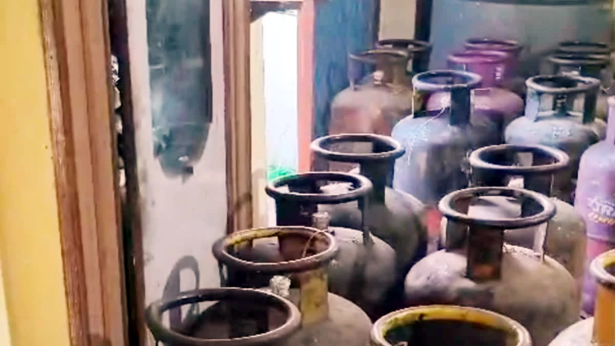 Rishikesh के छिद्दरवाला में अवैध गैस रिफिलिंग का खुलासा, 94 सिलेंडर और 5 रिफिलिंग किट बरामद; 4 गिरफ्तार Rishikesh के छिद्दरवाला में अवैध गैस रिफिलिंग का खुलासा, 94 सिलेंडर और 5 रिफिलिंग किट बरामद; 4 गिरफ्तार