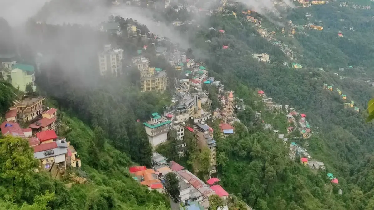 Uttrakhand में बदलेगा मौसम, 3 जिलों में बारिश और ऊंचाई वाले इलाकों में बर्फबारी के आसार; ठंड बढ़ने की संभावना Uttrakhand में बदलेगा मौसम, 3 जिलों में बारिश और ऊंचाई वाले इलाकों में बर्फबारी के आसार; ठंड बढ़ने की संभावना