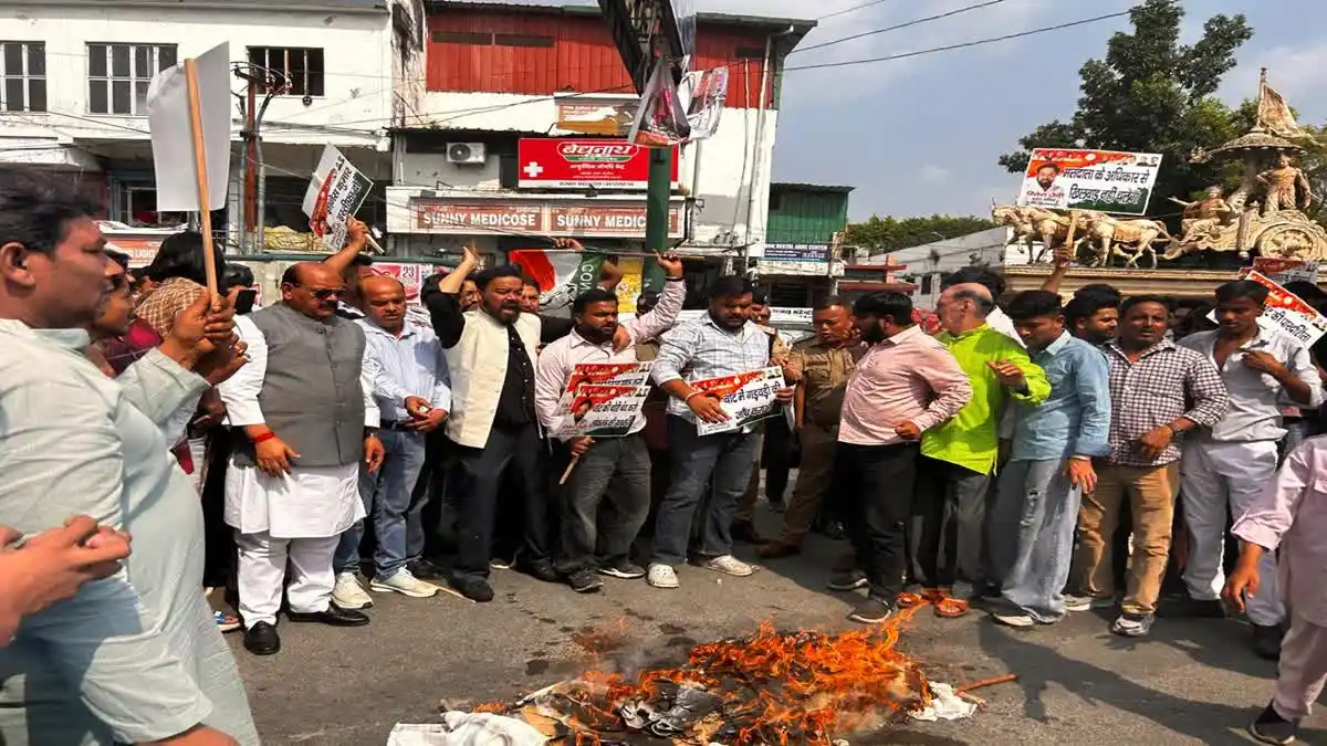 Uttrakhand में कांग्रेस का ‘वोट बचाओ, देश बचाओ’ अभियान शुरू, ज्ञानेश कुमार के खिलाफ निकाली प्रतीकात्मक शव यात्रा Uttrakhand में कांग्रेस का ‘वोट बचाओ, देश बचाओ’ अभियान शुरू, ज्ञानेश कुमार के खिलाफ निकाली प्रतीकात्मक शव यात्रा